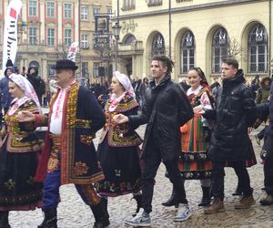 Polonez dla Fredry 2025 we Wrocławiu. Maturzyści zatańczyli na Rynku [ZDJĘCIA]