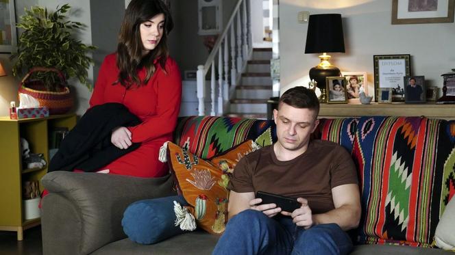 Barwy szczęścia, odcinek 2811: Agata (Natalia Zambrzycka), Hubert (Marek Molak)