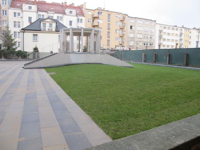 Modernistyczna kamienica zyskała odnowione podwórze