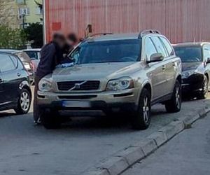 Dwulatka uwięziona w rozgrzanym aucie. Policjanci wybili szybę, by uratować dziecko