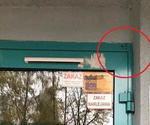 Oznaczenia włamywaczy na drzwiach do klatek na Osiedlu Widok w Krakowie