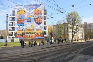 Na dachu budynku w Warszawie zbudowali plac zabaw. Deweloper zapewnia, że to bezpieczne