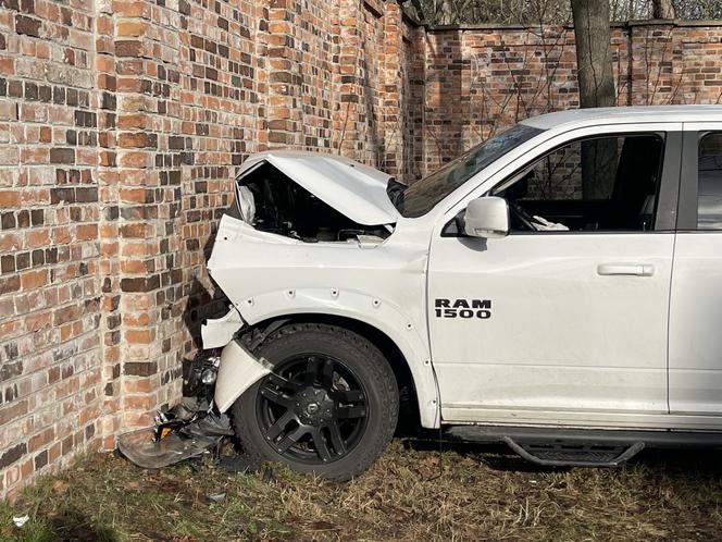 Luksusowe auto uderzyło w mur Cmentarza Powązkowskiego. Kierowca poszukiwany