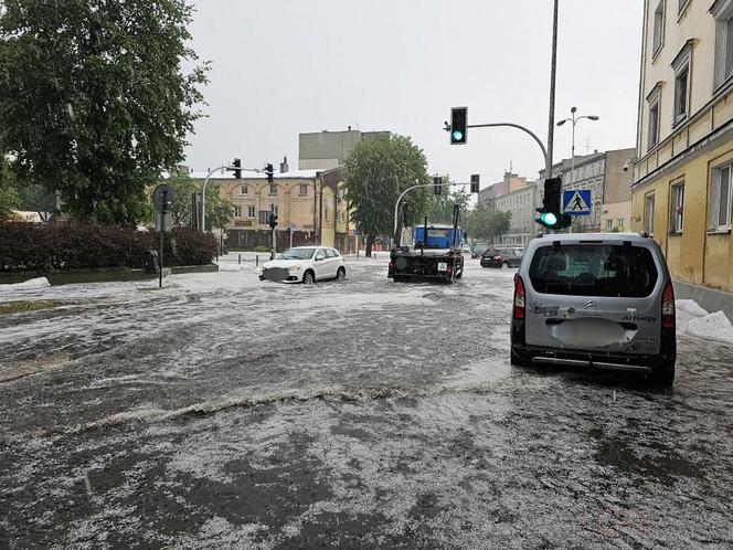 Nawałnica nad Gnieznem. Miasto zalały strumienie wody po ulewie i gradobiciu [ZDJĘCIA].