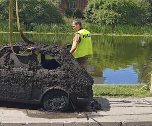 Auta wyłowione z wody przez policję