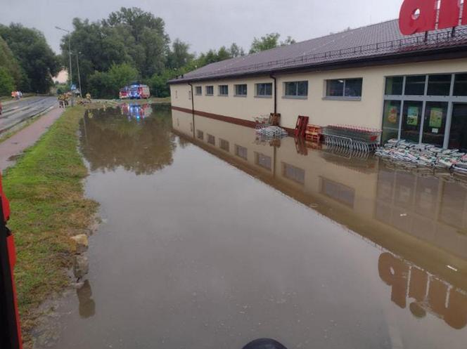 Nawałnice i burze w Świętokrzyskiem. Ponad 200 interwencji strażaków. Droga w Ćmielowie całkowicie zniszczona [ZDJĘCIA].