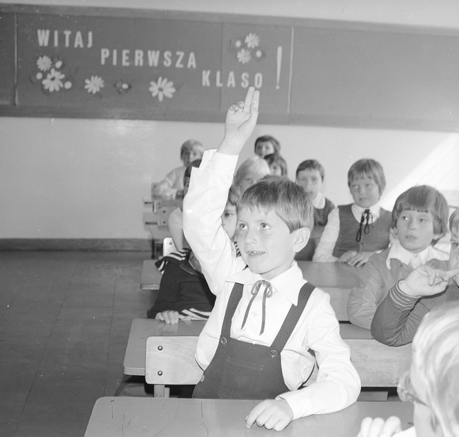 Gra w klasy, mundurki i wielkie uroczystości! Tak wyglądała szkoła 40 lat temu [ARCHIWALNE ZDJĘCIA]