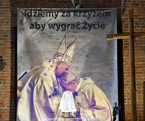 Archiwalne zdjęcia Jana Pawła II w Bazylice św. Brygidy w Gdańsku. Fotografie pojawiły się przy Grobie Pańskim