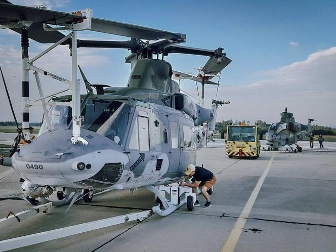 Czeski UH-1Y Venom i AH-1Z Viper podczas rozładunku
