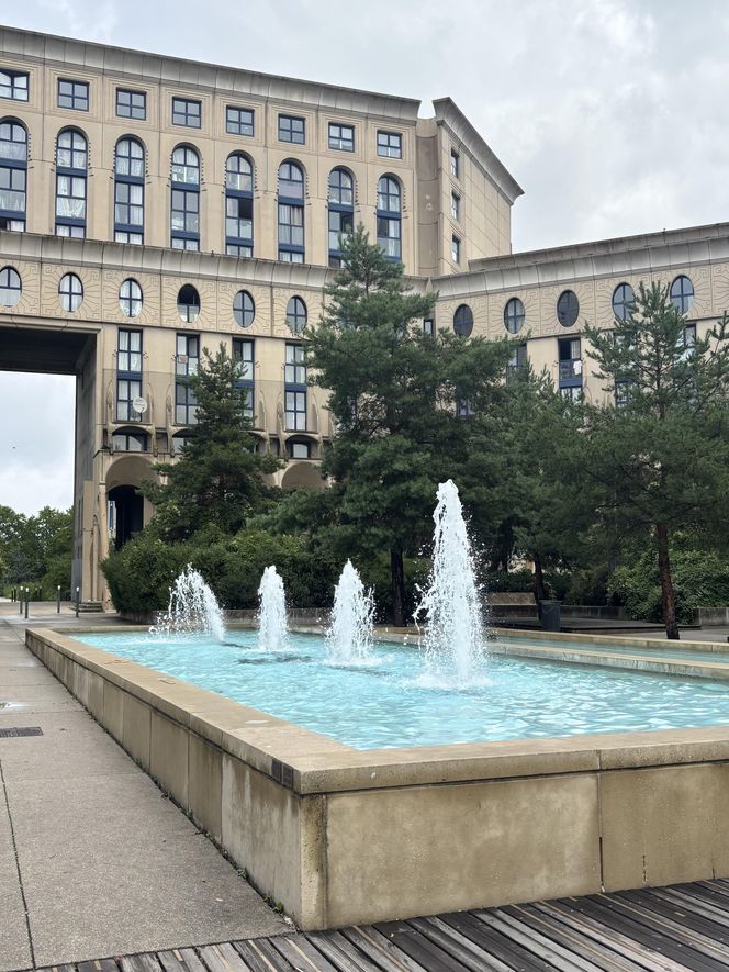 Picasso's Arenas. Budynek mieszkalny położony w Noisy-le-Grand pod Paryżem