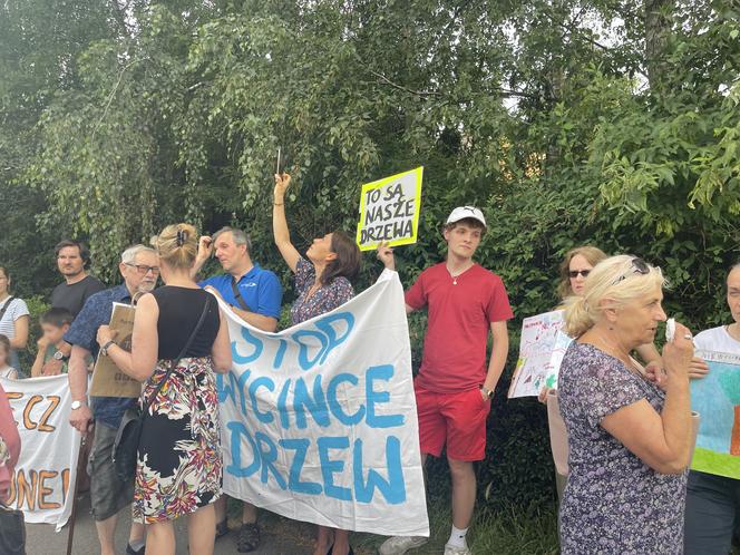 Protest mieszkańców przeciwko wycince drzew pod budowę linii tramwajowej do Mistrzejowic.