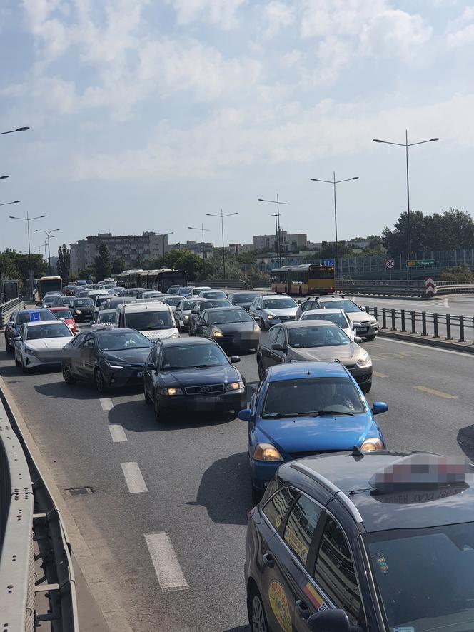 Karambol na Moście Łazienkowskim! Dwie osoby trafiły do szpitala, gigantyczny korek do centrum