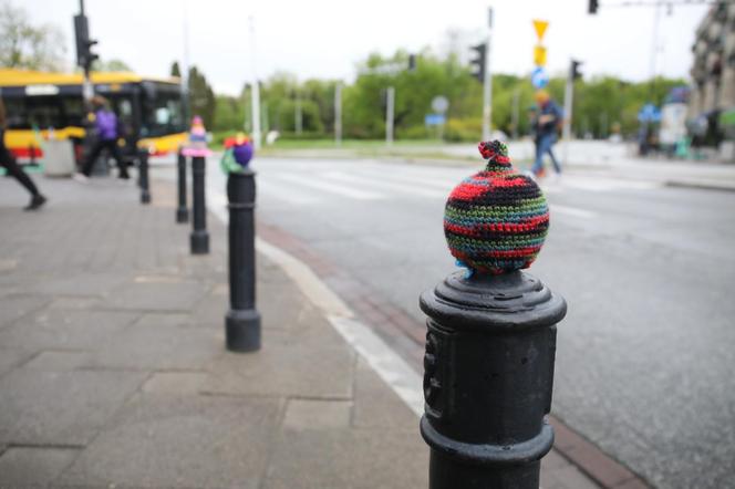 Dekoracje z kolorowej włóczki w okolicach pl. Wilsona