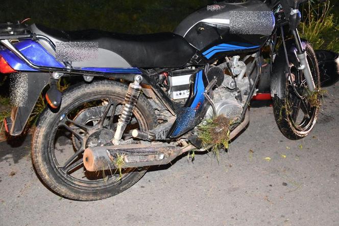 Zabawa. Pijany motorowerzysta uderzył w betonowy słup. Ma złamane kości czaszki i żebra