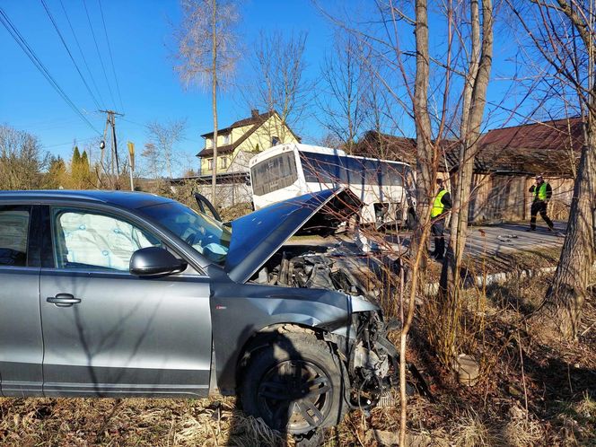 Zderzenie autobusu z autem osobowym w Rzepinku