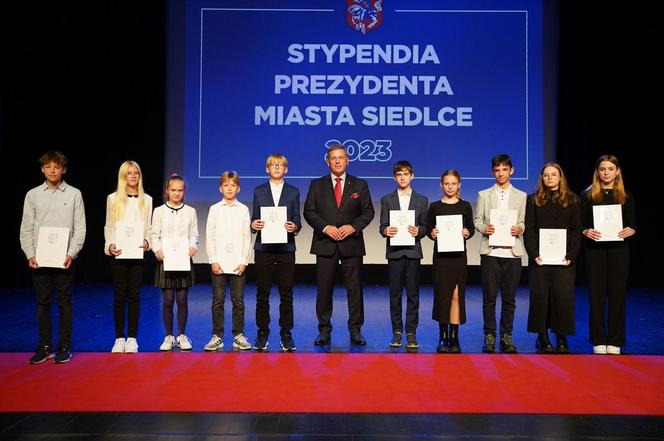 Stypendyści odebrali z rąk prezydenta Andrzeja Sitnika Listy Gratulacyjne