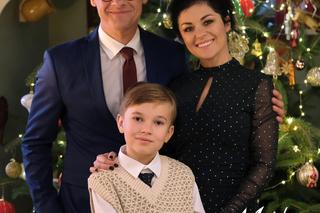 M jak miłość świąteczny odcinek specjalny. Wigilia Mostowiaków. Kinga (Katarzyna Cichopek), Piotrek (Marcin Mroczek), Misiek (Aleksander Bożyk)