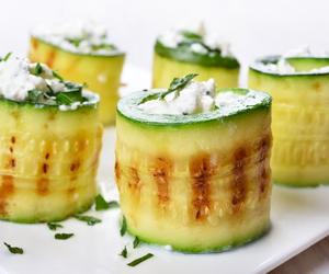 Komunijny stół w nowej odsłonie. Roladki z cukinii - prostota spotyka elegancję