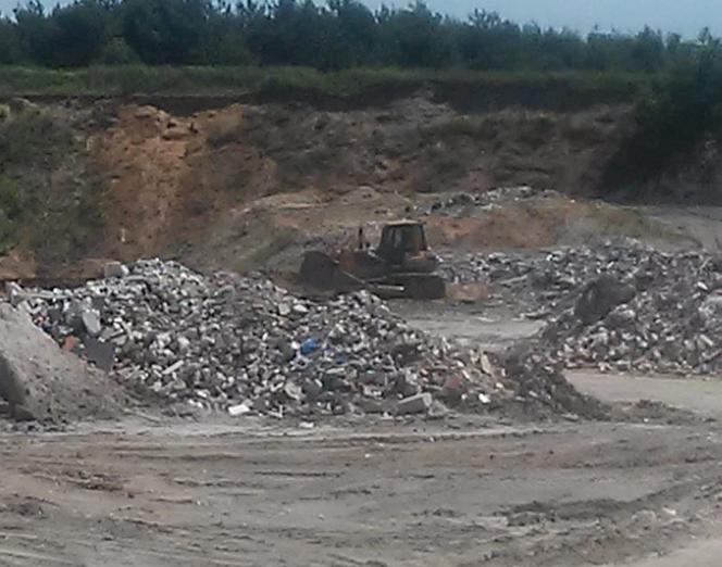 śmieci na terenie wyrobiska w Olszewicach