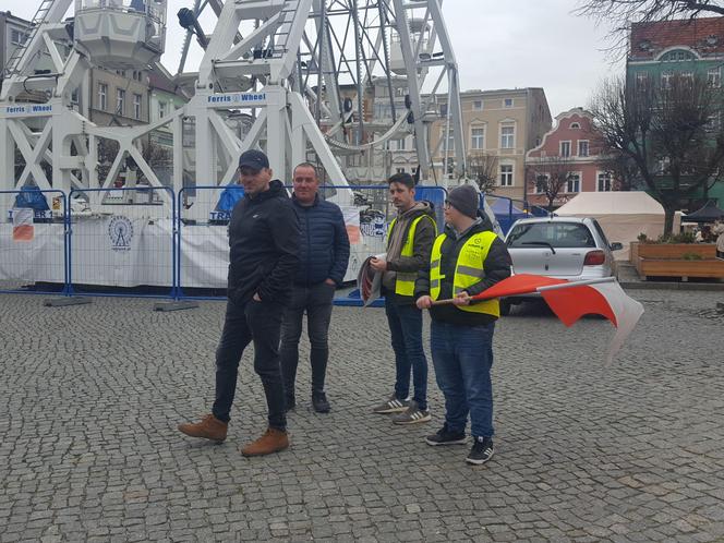 Rolnicy z traktorami na rynku w Lesznie. Tłumaczą mieszkańcom powody swoich protestów