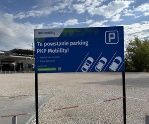 Dziki parking przy Dworcu Wschodnim zmienia się w PKP Mobility. Będzie płatny 