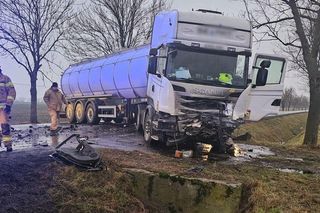 Śmiertelny wypadek na Pomorzu. Na drodze leży przewrócona ciężarówka