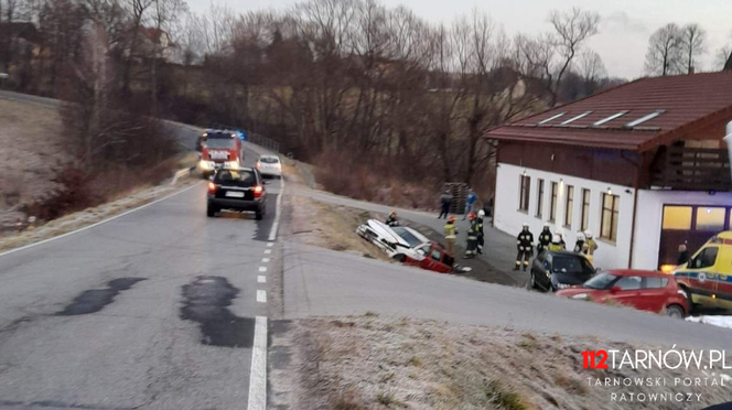 Volvo wpadło w poślizg i wylądowało w przydrożnym rowie