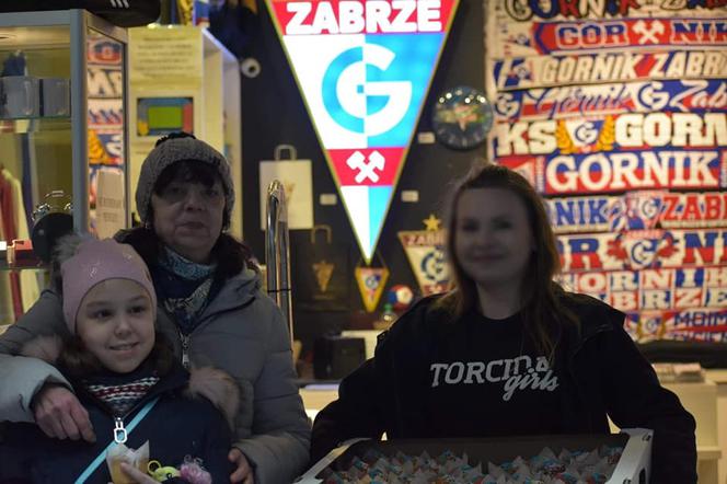 Dziewczyny z Torcida Girls rozdały seniorom trójkolorowe babeczki z okazji Dnia Babci i Dziadka 