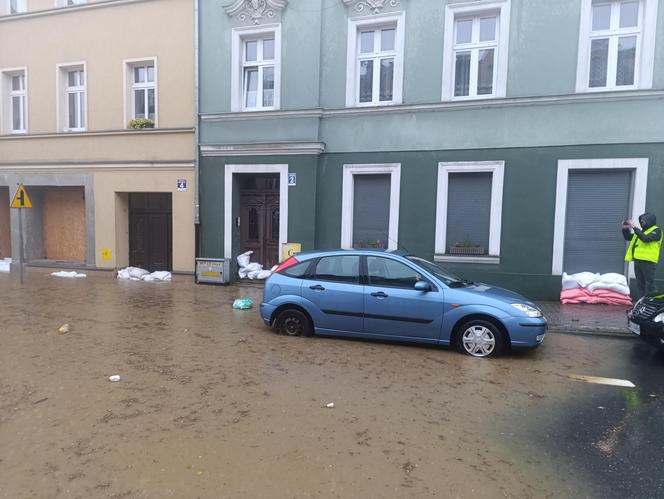 Zagrożenie powodziowe. Głuchołazy. Woda przelała się przez wały. Zalewa miasto