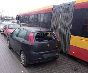 Wypadek na Białołęce. Autobus miejski skasował cztery samochody! Do szpitala trafiło 7-letnie dziecko