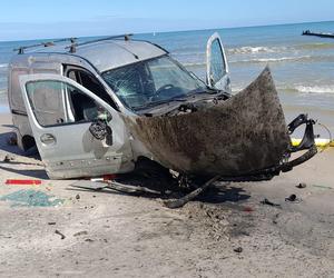 Wypadek samochodowy na plaży w Łebie. Kierowca wjechał w falochron i uciekł