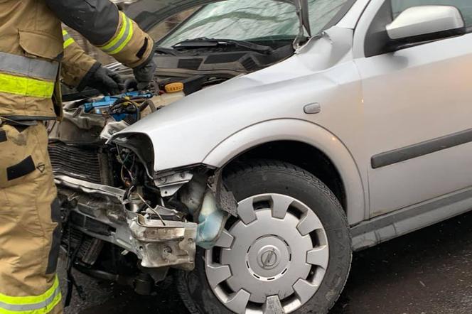 Groźny wypadek w Radzionkowie: Zderzenie dwóch aut osobowych, jedna osoba w szpitalu [ZDJĘCIA]
