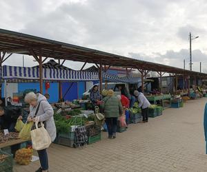 Ceny w markecie a na rynku. Czy jest różnica? Gdzie taniej kupisz warzywa i owoce