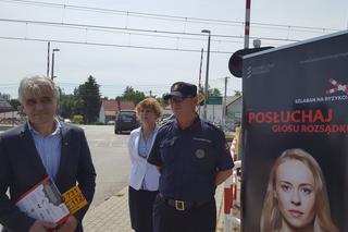 Akcja Bezpieczny piątek na przejeździe kolejowym w Sterkowcu