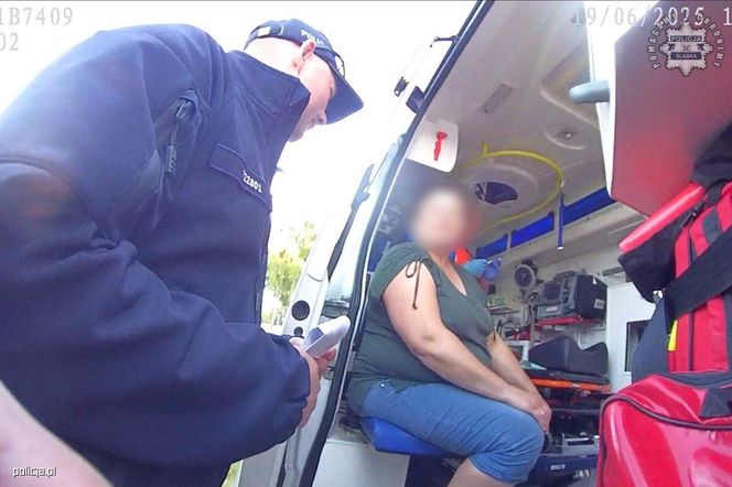 Policjanci pomogli załodze wywróconej żaglówki