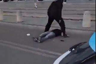 Brutalna bójka na Dworcu Centralnym w Warszawie. Wszystko widać na nagraniu
