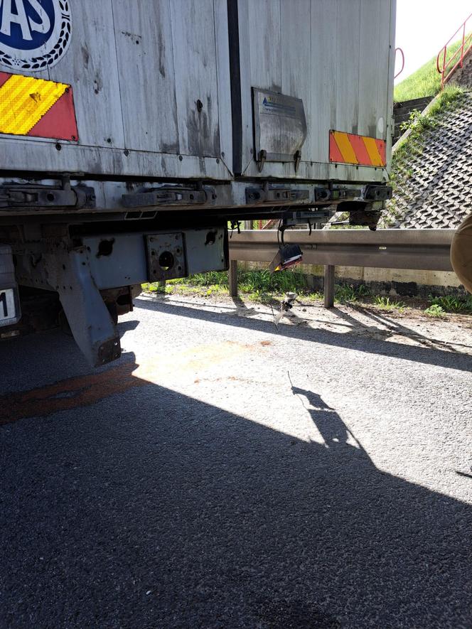 Dachowanie opla pod Tarnowem. 22-latek wyprzedzał ciężarówkę i stracił kontrolę nad autem