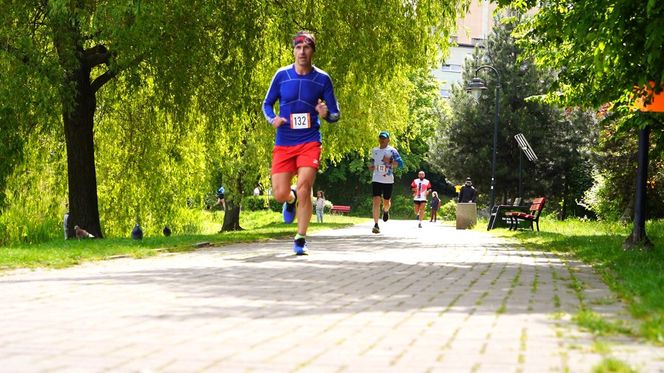 Sportowe emocje w Chorzowie. 150 biegaczy wystartowało w 6. edycji Chorzowskiej Dychy