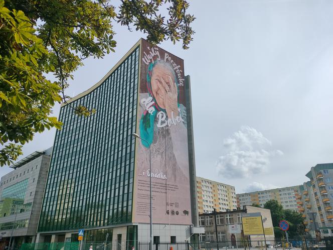Legenda powróciła do Białegostoku. Słynny mural "Wyślij pocztówkę dla babci" oficjalnie odsłonięty