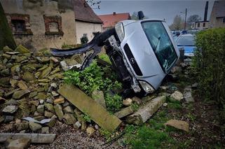 Legnica: Szalony pościg za kradzionym samochodem. Złodziej rozbił się na zakręcie