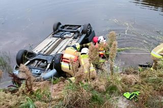 Tragedia w Łódzkiem. Strażacy wyłowili zatopiony samochód