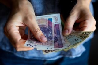 Czekasz na wypłatę emerytury w październiku? Możesz ją dostać w innym niż zwykle terminie