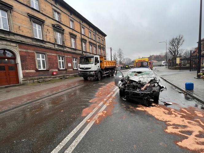 69-latek wjechał w ciężarówkę. Zakleszczonego kierowcę musieli ratować strażacy [ZDJĘCIA]