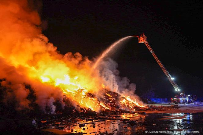 Gigantyczny pożar w Koniecpolu. Ogień pojawił się w firmie składującej odpady