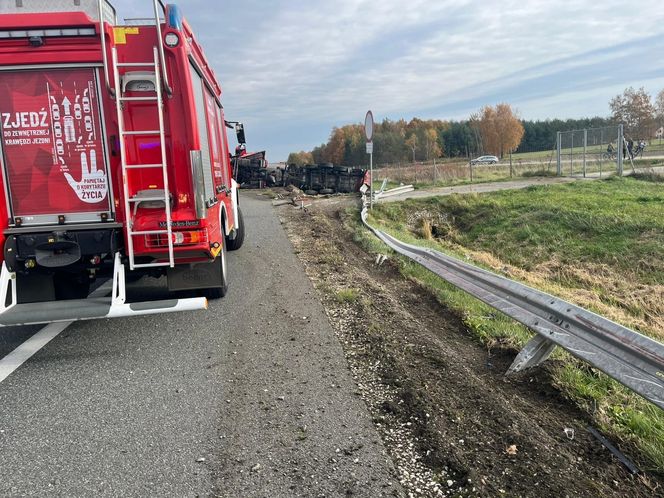 Incydent na A4 pod Tarnowem. Ciężarówka z 23 tonami farby przewróciła się na autostradzie