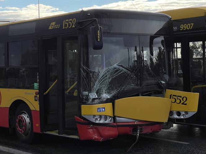 Opel zderzył się z autobusem na Moście Grota. Dwie osoby ranne, gigantyczne utrudnienia 