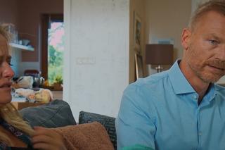 M jak miłość, odcinek 1699. Julia (Marta Chodorowska), Andrzej Budzyński (Krystian Wieczorek)