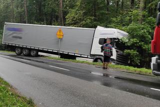 Utrudnienia w ruchu na al. Wojska Polskiego w Olsztynie. Tir wjechał do rowu [ZDJĘCIA]