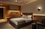Qubus Hotel Katowice i jego nowoczesne wnętrza. Jest drewno, szkło i wełna