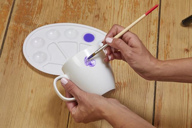 Jak ozdobić ceramiczny kubek – krok po kroku